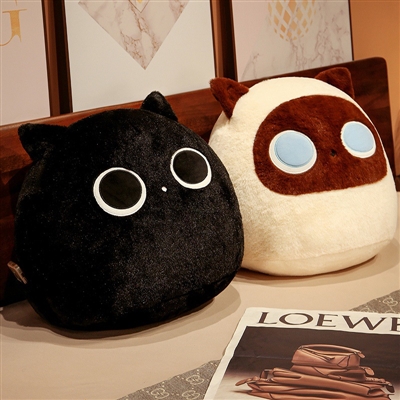 Pŵer Iachau Meddal a Chiwt: Cat Plush, Cydymaith Addfwyn Wedi'i Guddio Mewn B...